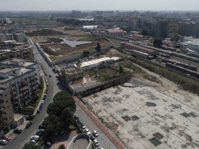 A ovest la villa confina con i binari della Ferrovia Sud-Est, mentre a sud si apre l�enorme area che fino a poco tempo fa ospitava i capannoni della Fibronit: la �fabbrica della morte� che ha ucciso con il suo amianto centinaia di persone